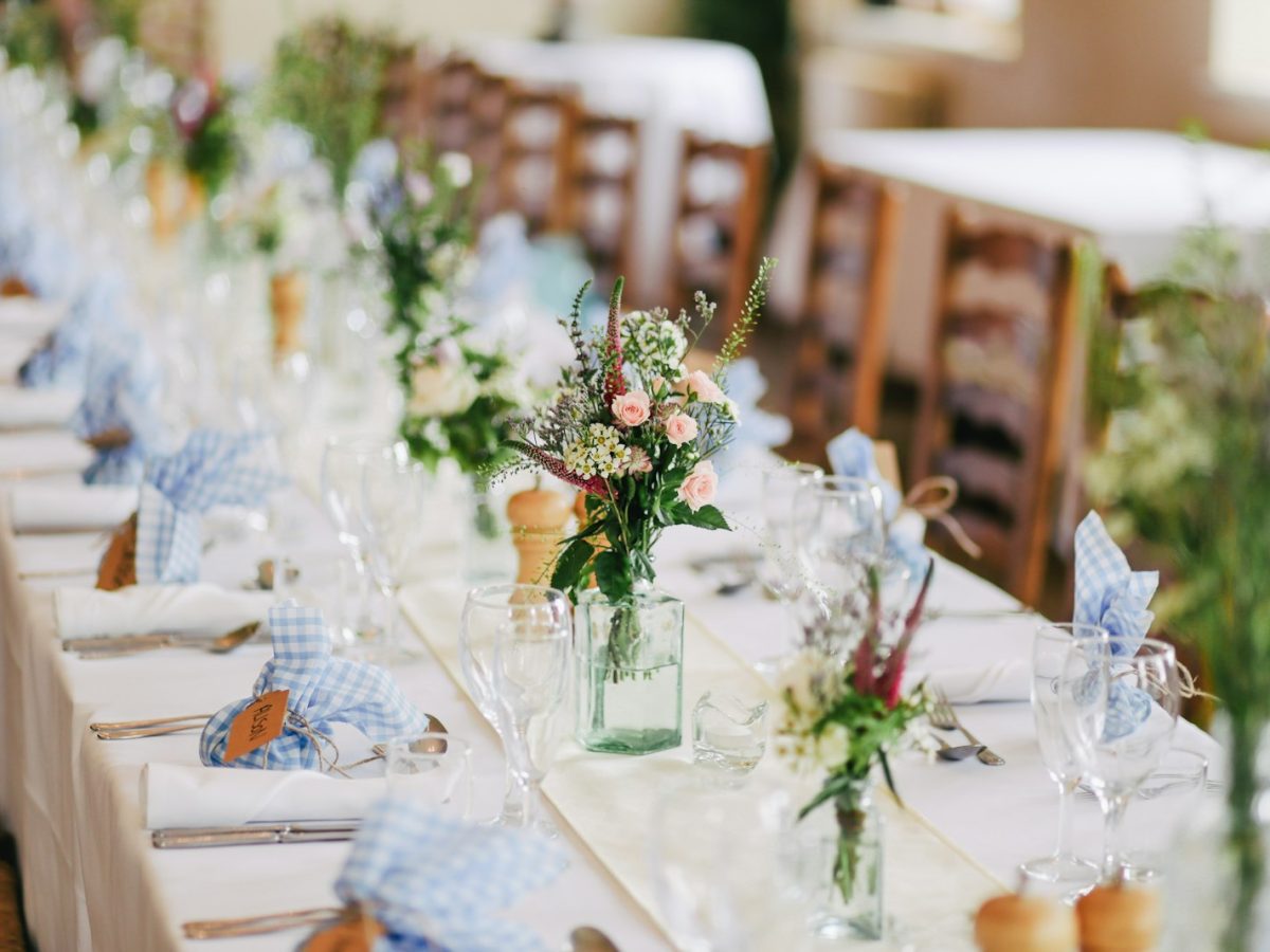 Nakrycie stołu weselnego — catering na wesele KRK Catering