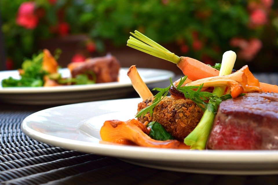 Danie z krojoną wołowiną, karmelizowanymi warzywami i sosem — serwis cateringowy KRK Catering